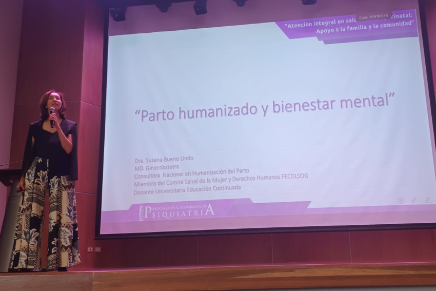 La Dra. Susana Bueno durante su intervención en el congreso de la Asociación Colombiana de Psiquiatría, compartiendo su visión sobre parto humanizado y salud mental materna.